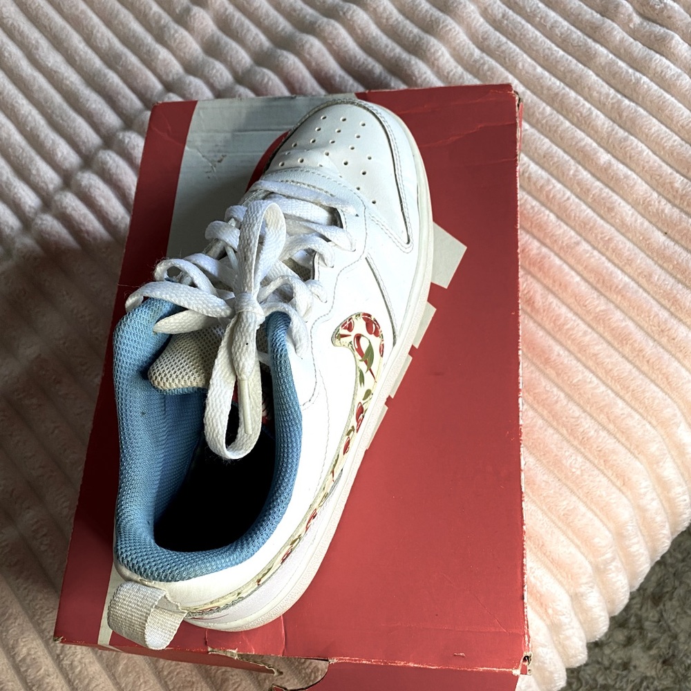 Cherry/White Nike Shoes🍒